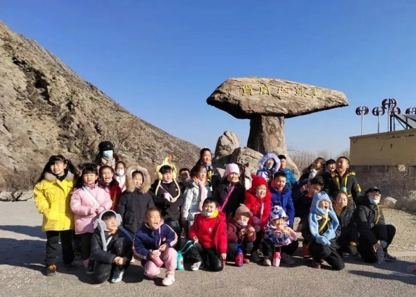 大牛配资网 浙江一家三口千里迢迢来旅游：被宁夏银川贺兰山岩画景区说是傻子